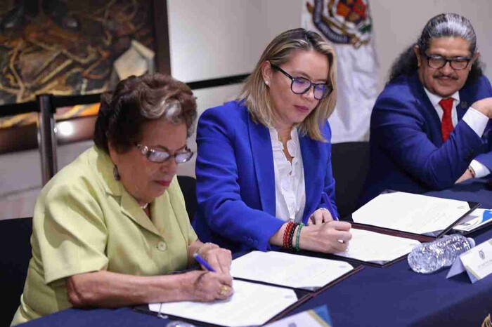 Maestra Yolanda Sereno dona obra de Arte Plumaria a la UMSNH; Rectora reconoce su contribución en el arte michoacano