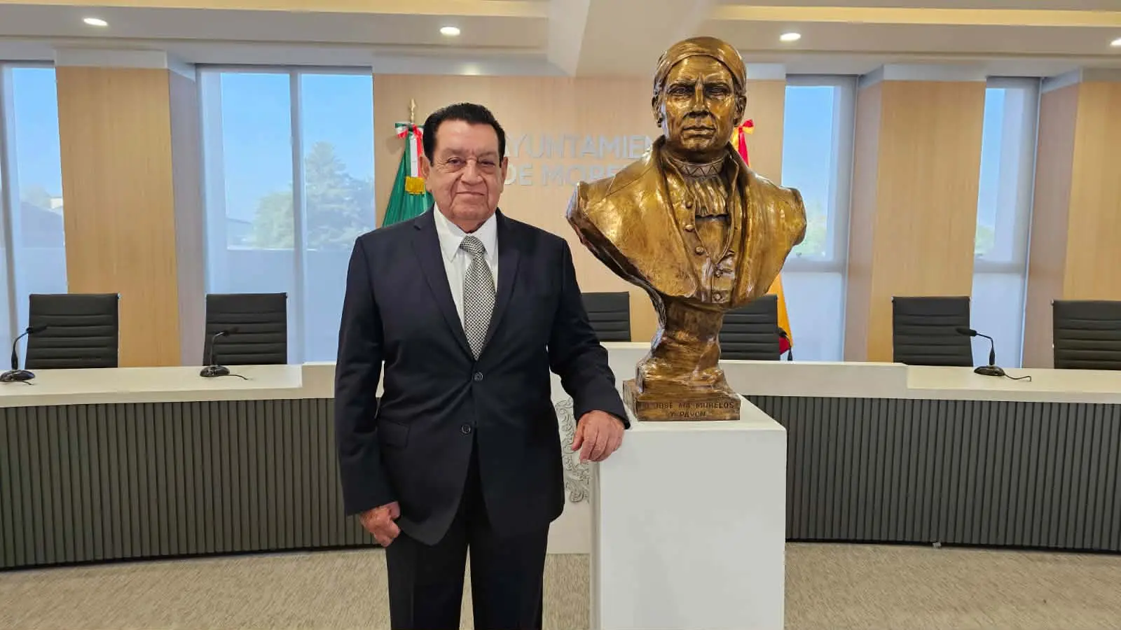 Maestro José Luis Padilla, dona busto de Morelos, a instalaciones del CAM