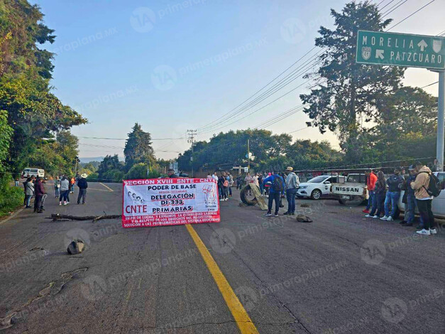 Maestros y padres de familia bloquean carretera de Tacámbaro