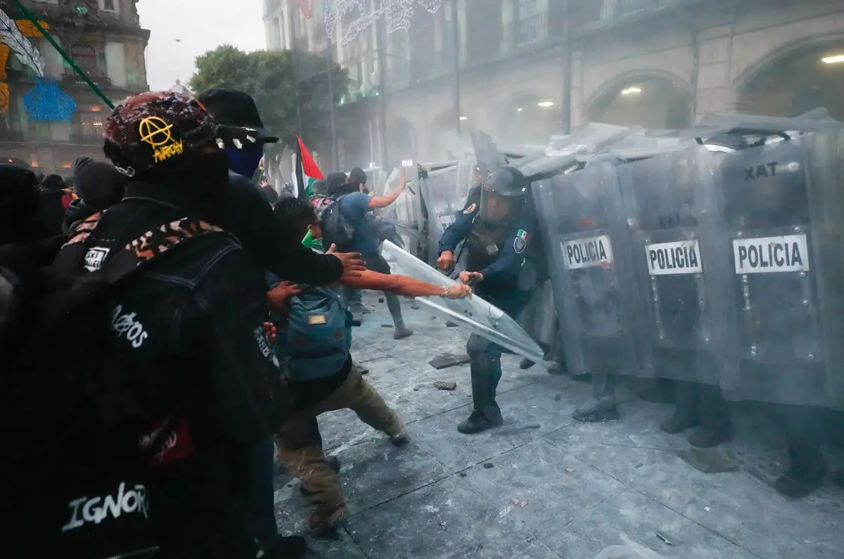 Manifestaciones del 2 de octubre en la CDMX provocan 94 policías lesionados