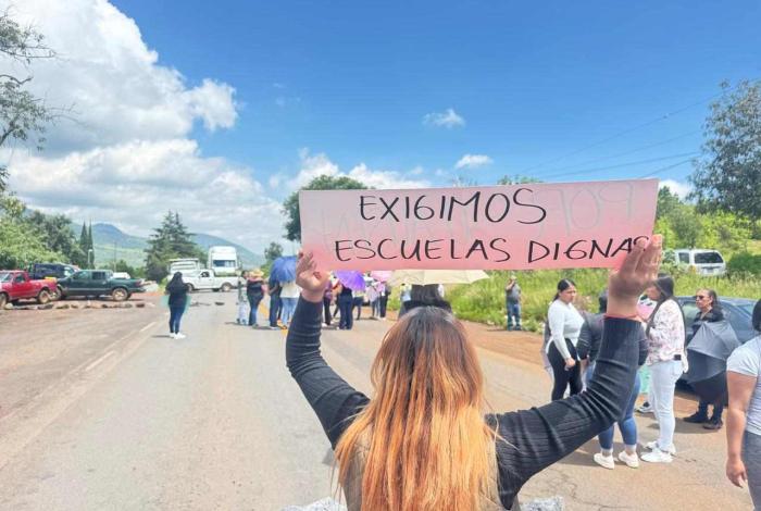 Manifestantes bloquean la Morelia-Quiroga, a la altura de Iratzio