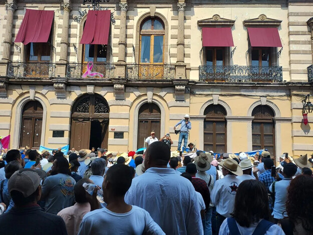 Manifestantes exigen se mantengan peleas de gallos, tauromaquia y jaripeos