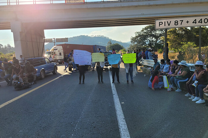 Manifestantes liberan autopista Siglo XXI; se prevén cierres en la carretera de cuota y la libre mañana