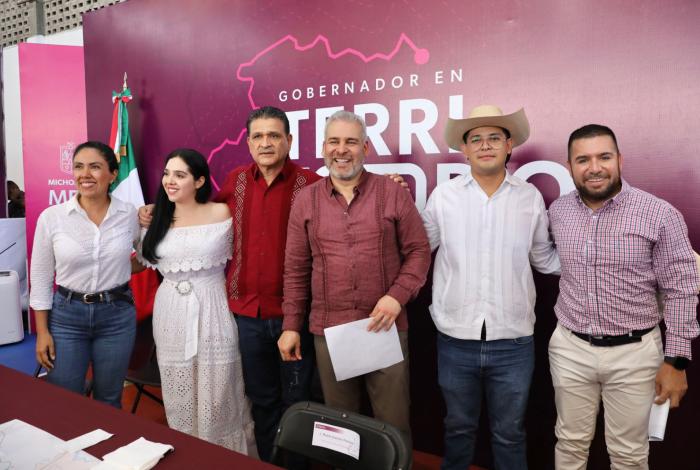 Mantiene Bedolla cercanía con la gente en audiencia pública en Múgica