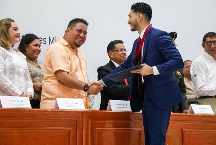 Manuel Esquivel acompaña en ceremonia de egresados del Tecnológico de Lázaro Cárdenas