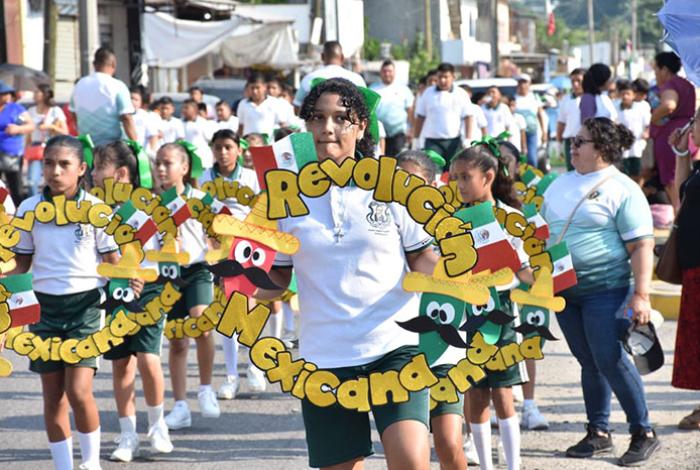 Manuel Esquivel asiste al desfile en Las Guacamayas por el 115 Aniversario de la Revolución Mexicana
