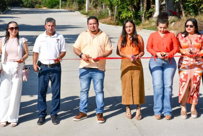 Manuel Esquivel Entrega Pavimentación de Calle Olivos en Caleta de Campos