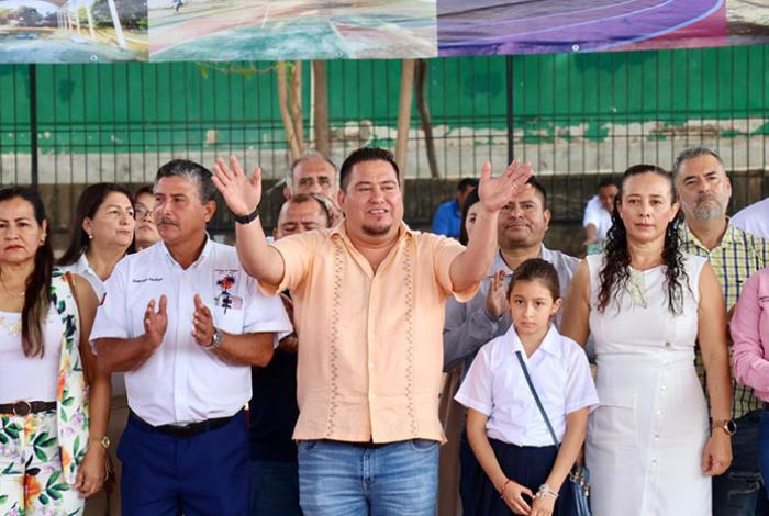 Manuel Esquivel entrega techumbre en escuela primaria de Caleta de Campos