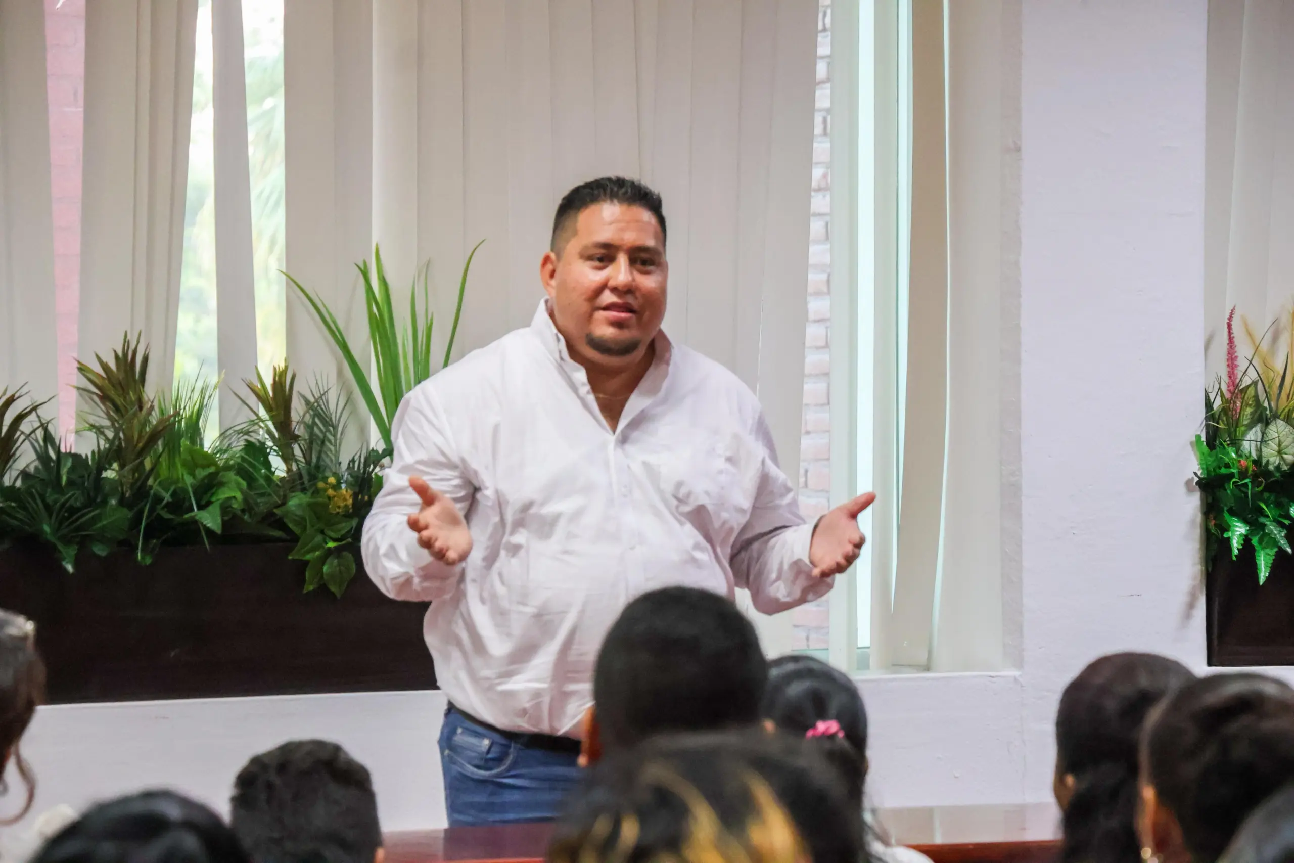 Manuel Esquivel Promueve Estudiar la “Preparatoria Abierta con la Beca “Benito Juárez “