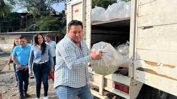 Manuel Esquivel Siembra 100 Mil Crías de Tilapia en la Presa La Villita