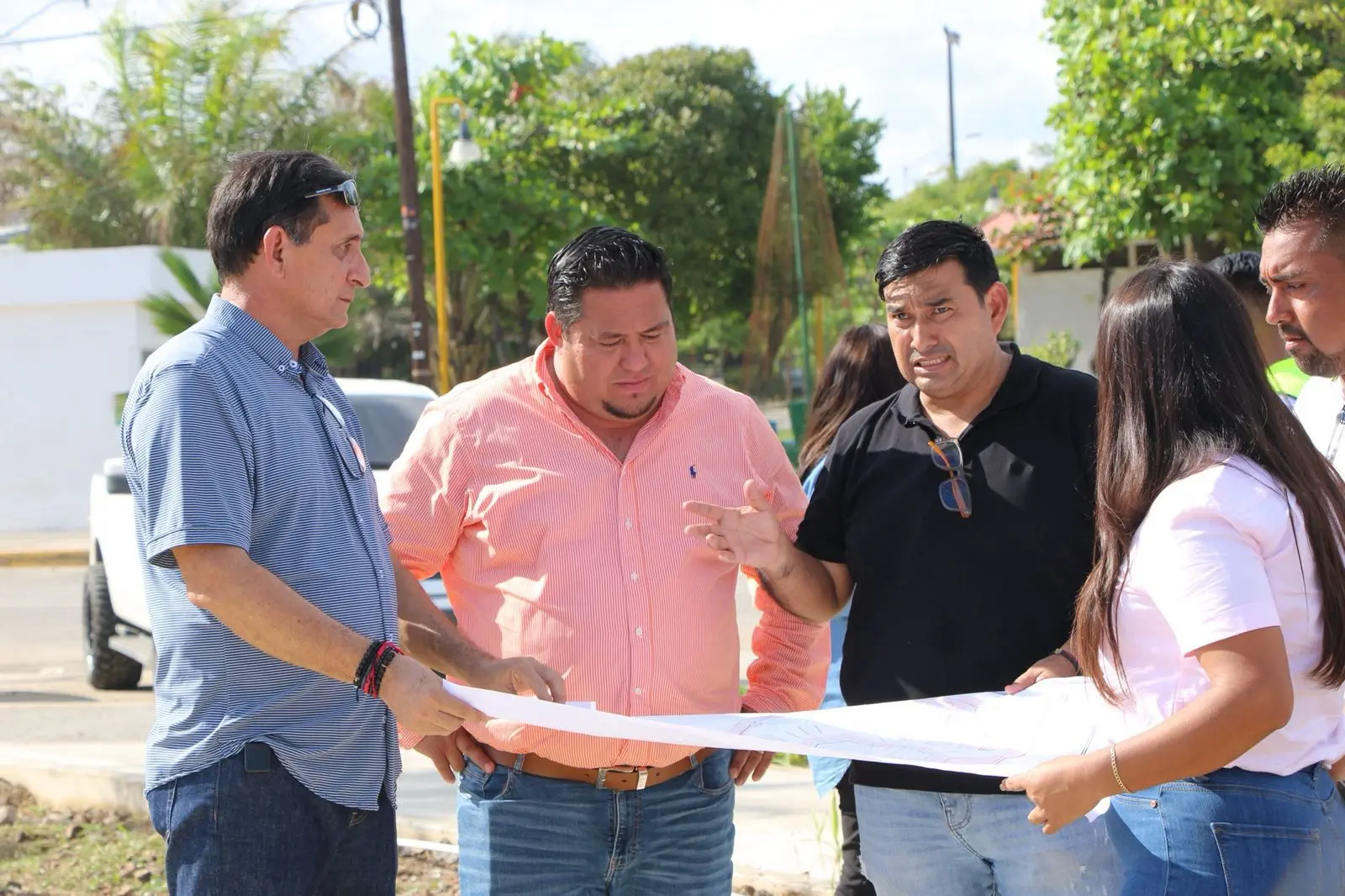 Manuel Esquivel Supervisa Obras en Playa Azul