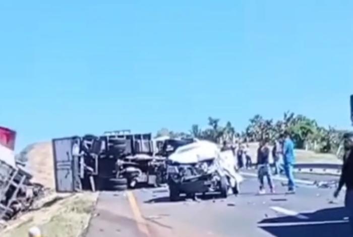 Maravatío: mu3r3n siete personas en carambola vehicular