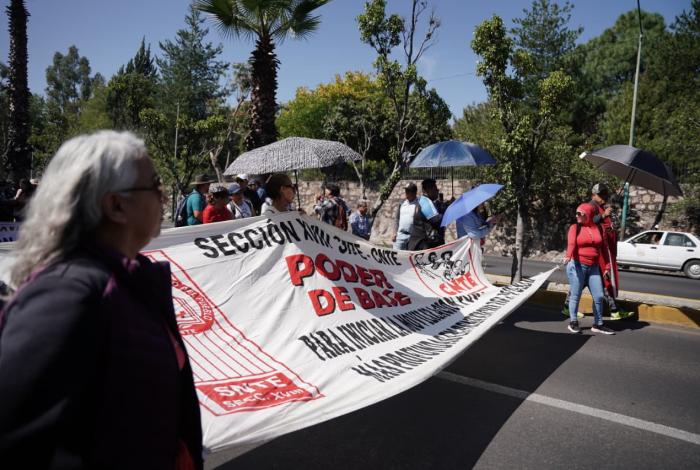 Marchan docentes de Poder de Base y normalistas en Morelia