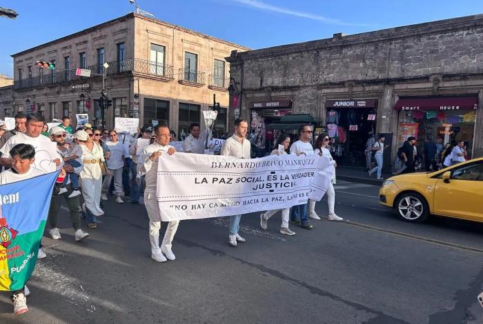 Marchan por Bernardo Bravo y claman por justicia y paz en el campo michoacano