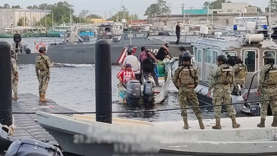 Marina decomisa combustible y equipo para pesca ilegal dentro de embarcación en Yucatán