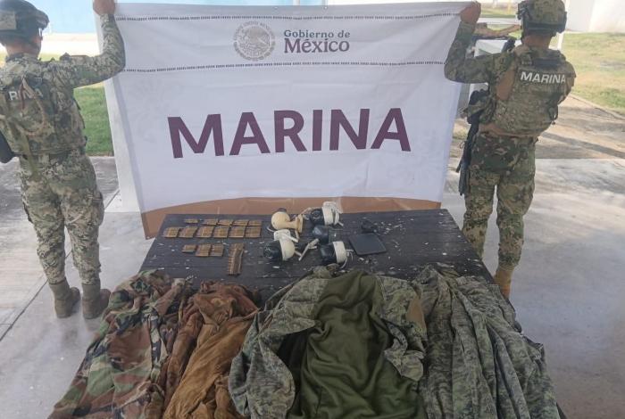 Marinos aseguran cámaras parásitas, uniformes apócrifos, cartuchos y una moto; hay detenido