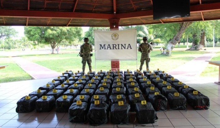 Marinos encuentran droga flotando en el mar