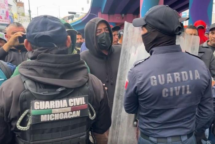 Martes de más bloqueos: encontronazo en Tres Puentes entre agremiados y antimotines