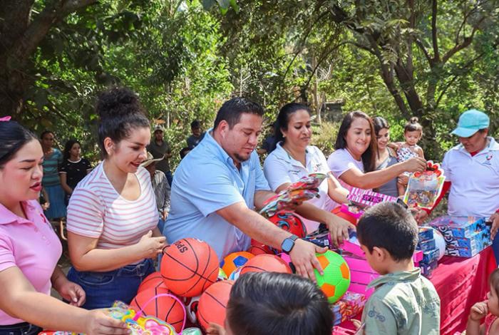 Más comunidades disfrutan de la “Caravana de Reyes Magos” en Lázaro Cárdenas