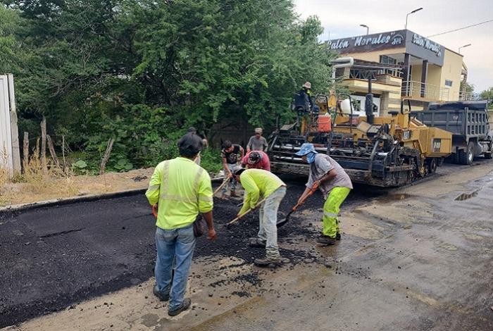 Mas de 1 kilómetro de pavimento asfáltico mejorará la calle Juan Mendoza en Huetamo