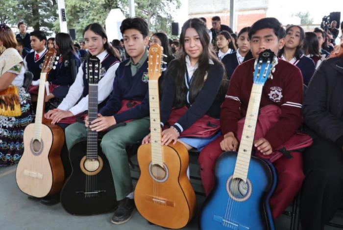 Más de 10 mil guitarras de Paracho llegarán a secundarias de Michoacán: Bedolla