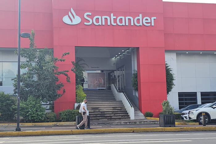 Más de 2 mdp, lo robado por ladrones a una sucursal Santander, en Morelia