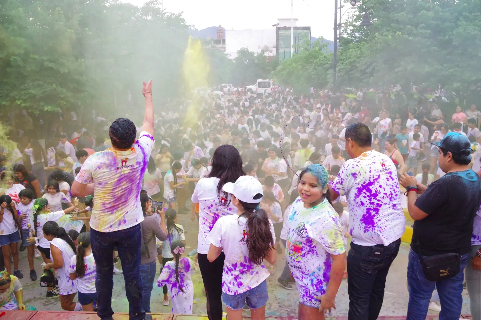 Más de 500 jóvenes reunidos en la Carrera de Colores en Huetamo