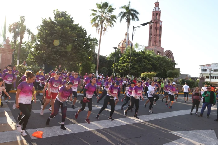 Más de 500 personas corren en la carrera por el agua en Apatzingán