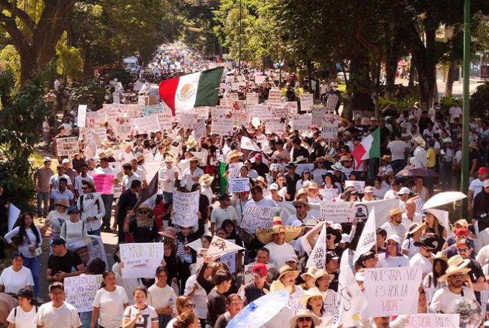 Más de 60 mil personas se manifiestan en Uruapan para exigir justicia por Carlos Manzo