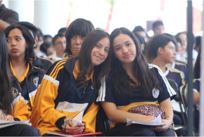 Más de 700 estudiantes participan en primera clase masiva de matemáticas en el estado