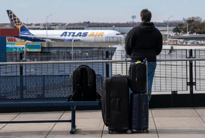 Más de 800 vuelos cancelados en EUA en "inédita" reducción de tráfico por cierre federal