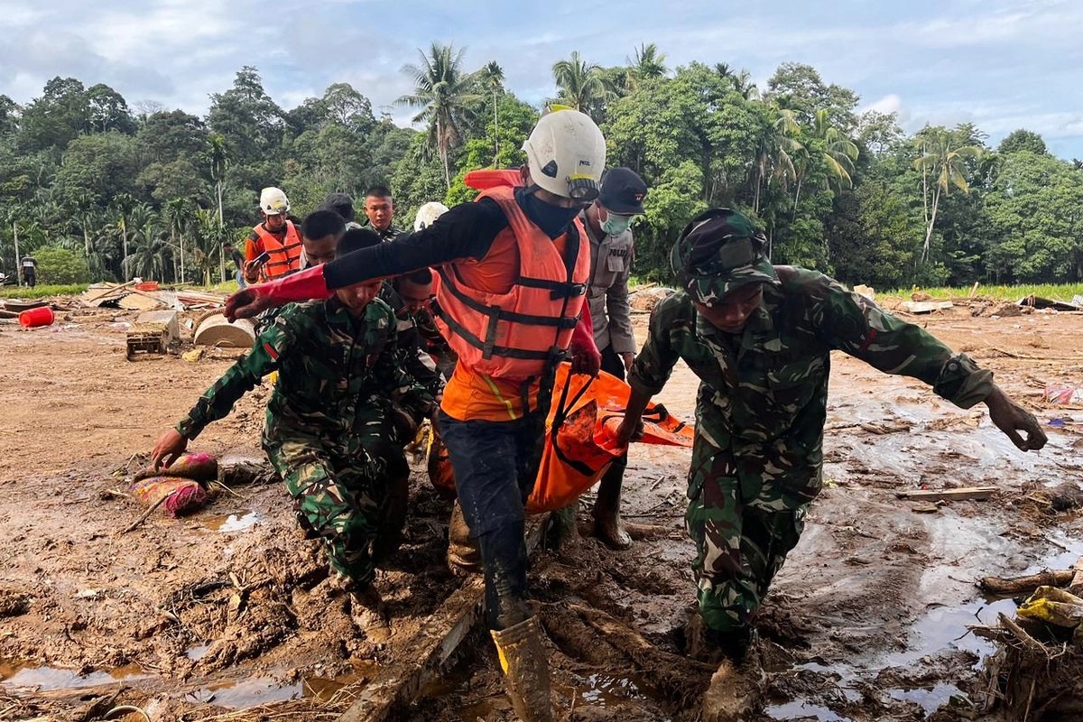Más de 900 Muertos dejan inundaciones en Indonesia, Tailandia y Sri Lanka