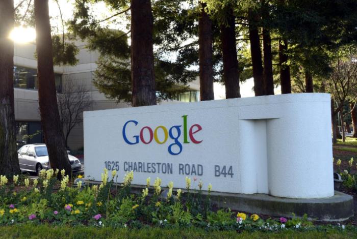 Más jóvenes y menos competentes, un estudio confirma el sesgo de género online