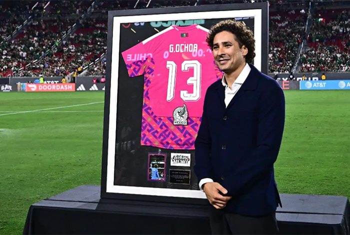 Memo Ochoa recibe un homenaje a su carrera en el amistoso México-Chile
