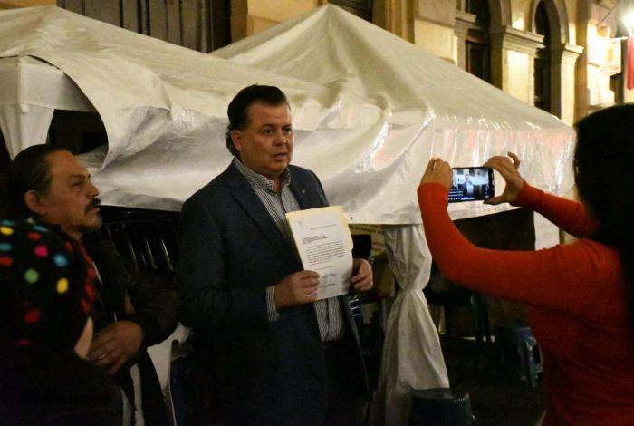 Memo Valencia exhibe la indolencia de las autoridades estatales al no atender a manifestantes en el Congreso del Estado