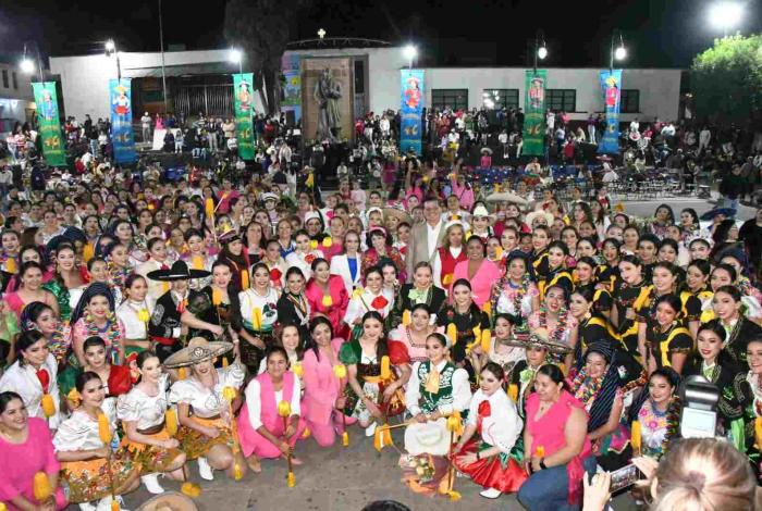 Memo Valencia padrino de Las Bastoneras de Ario de Rosales en su 40 aniversario