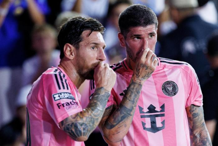 Messi abandona por lesión partido con Necaxa en el minuto 11