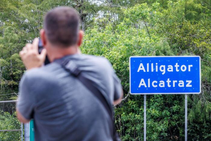 Mexicanos denuncian carencias y malos tratos en el Alcatraz de los Caimanes
