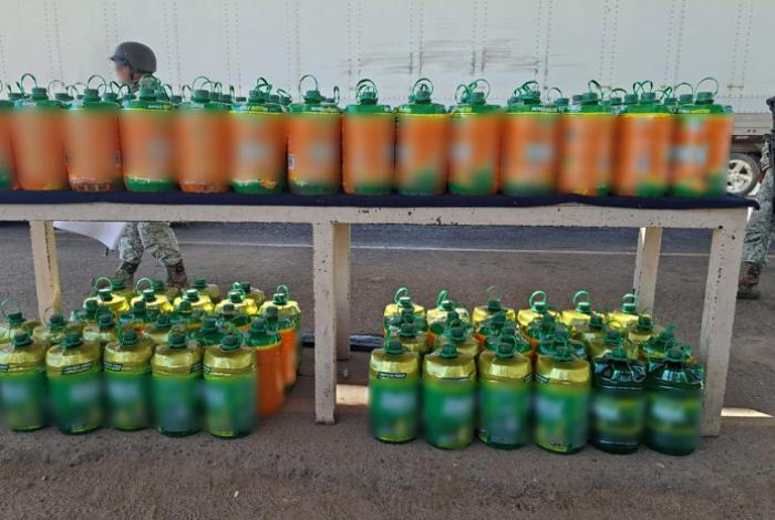 México decomisa 1,067 litros de metanfetamina oculta en bidones de limpiador en Sonora