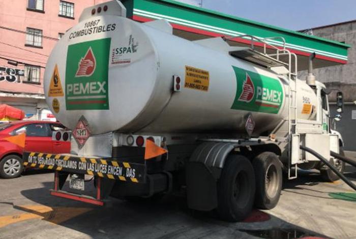 México niega desabasto de gasolina en el país, asegura que es un tema de las pipas