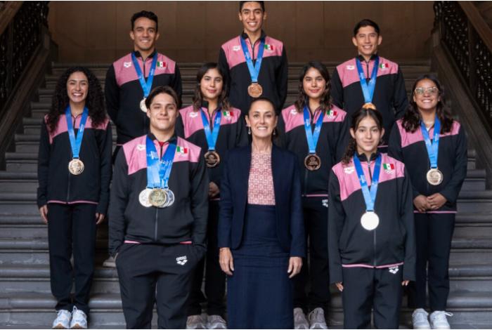 México pide a saltadores que hicieron historia en Singapur ser un ejemplo para jóvenes