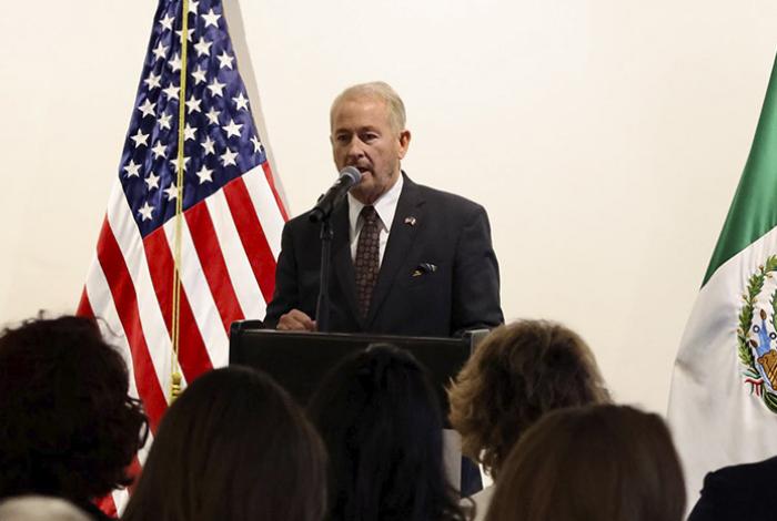 México y EUA frenaron tráfico de fentanilo, de armas y migración, dice embajador Johnson