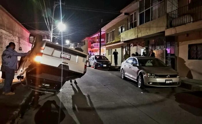 #Michoacán | Bajo los influjos del alcohol choca y vuelca su camioneta, en Uruapan