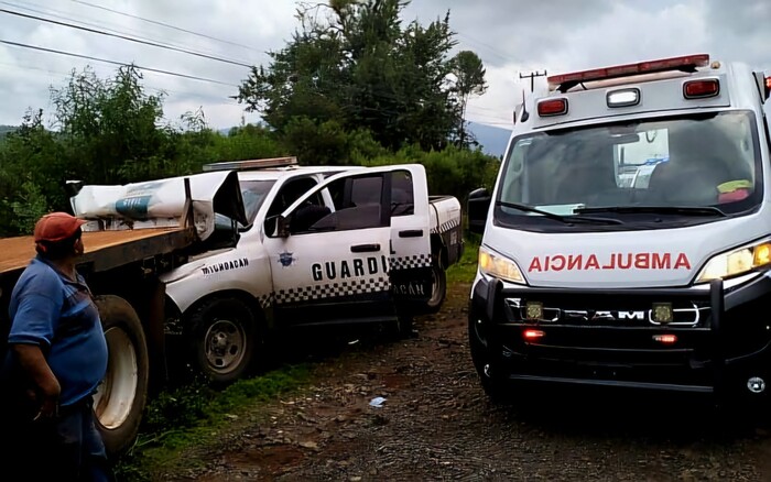 #Michoacán | Choca patrulla contra camión de carga en la Uruapan-Los Reyes