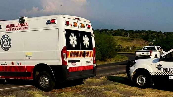 #Michoacán | Hombre muere dentro de su camioneta destrozada, tras volcadura