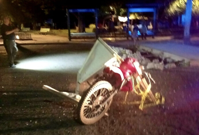 #Michoacán | Joven motociclista muere en un hospital tras chocar contra un señalamiento vial 