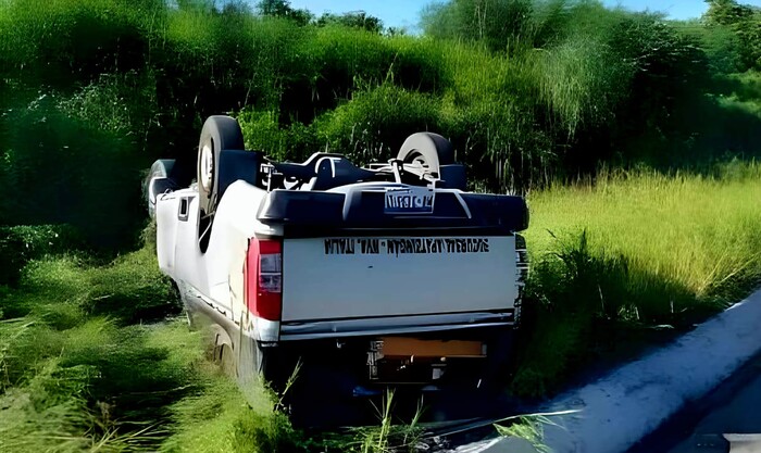 #Michoacán | Vuelca carroza fúnebre en la autopista Siglo XXI