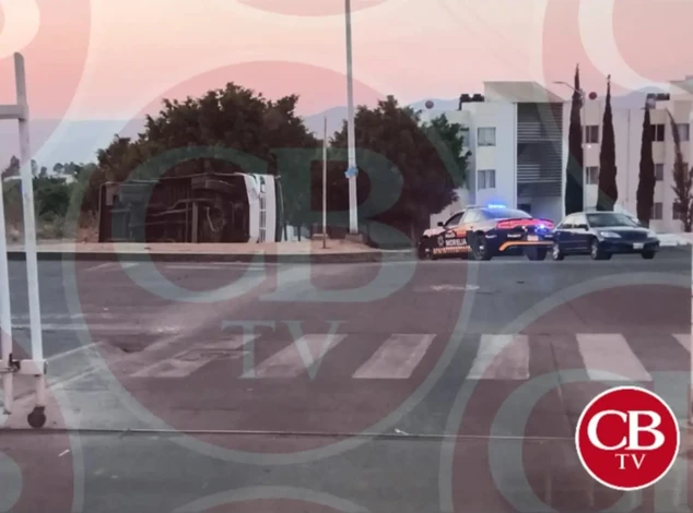 Microbús vuelca en el fraccionamiento Camponubes, Morelia