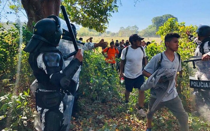 Migrantes centro y sudamericanos aguardan en Morelia para seguir su camino a EU