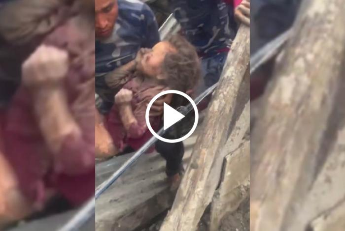 ¡Milagro en Nepal! Rescatan a niña tras 60 horas bajo escombros